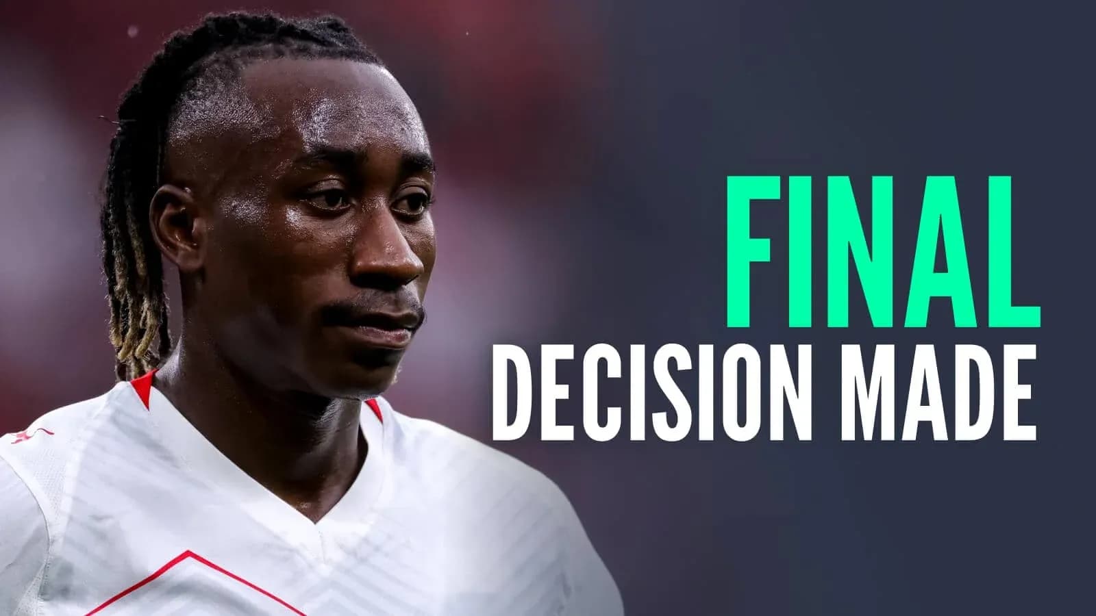 Jugador reflexionando durante un partido de fútbol