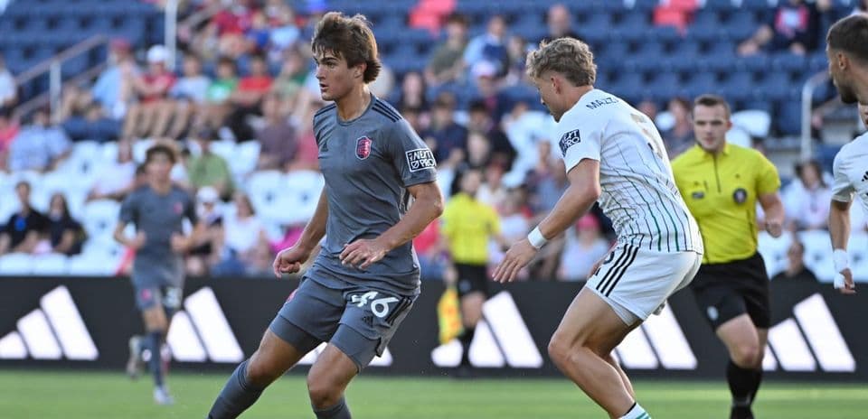 Jugador de Austin II con balón en partido