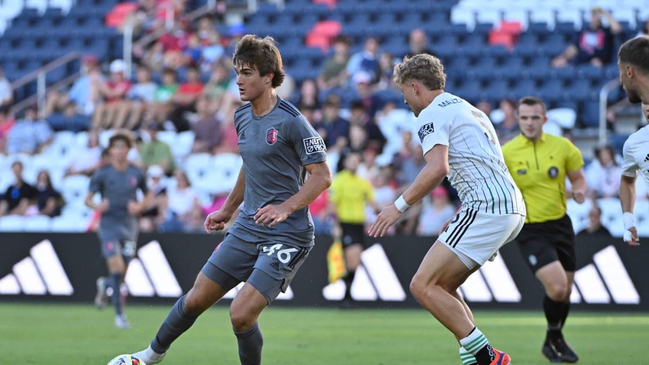 Jugador de Austin II con balón en partido