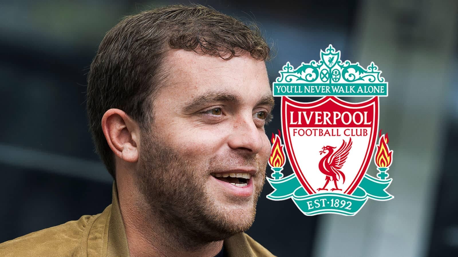 Persona sonriendo junto al escudo de Liverpool FC