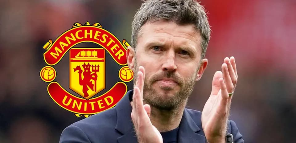 Entrenador de Manchester United aplaudiendo durante el partido
