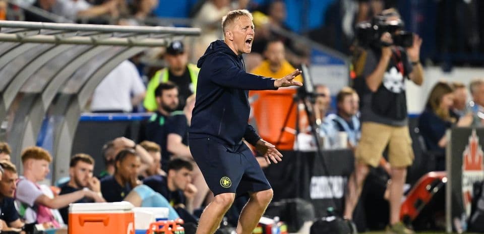 Entrenador dirigiendo al equipo desde la banda