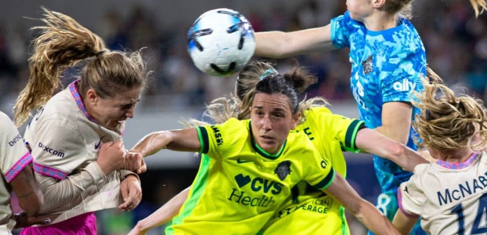 Jugadoras compiten por el balón en el partido