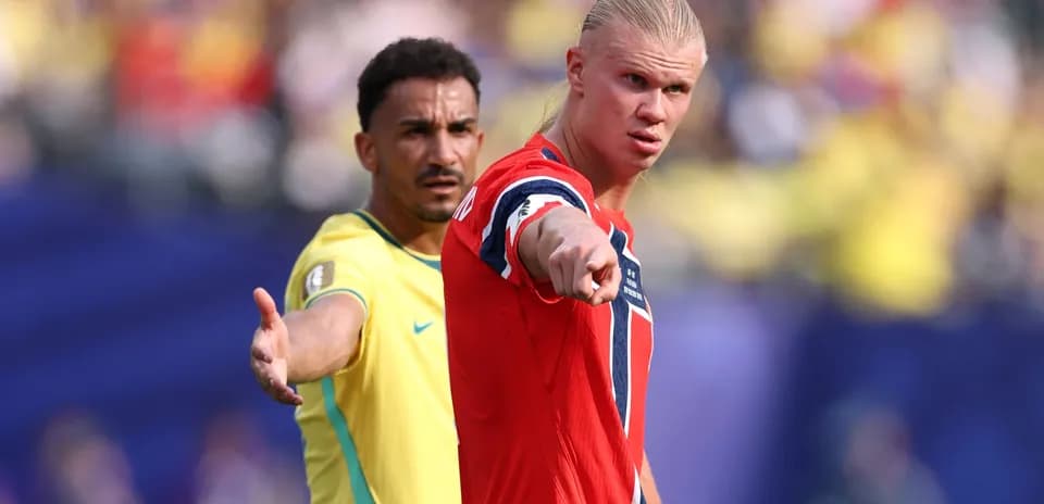 Jugadores discutiendo durante partido entre Noruega y Brasil