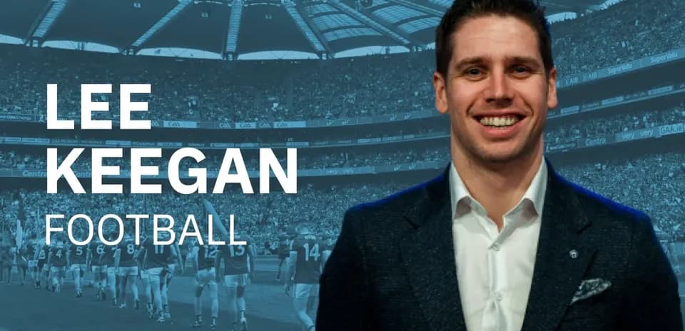 Lee Keegan en un evento de fútbol con fondo de estadio