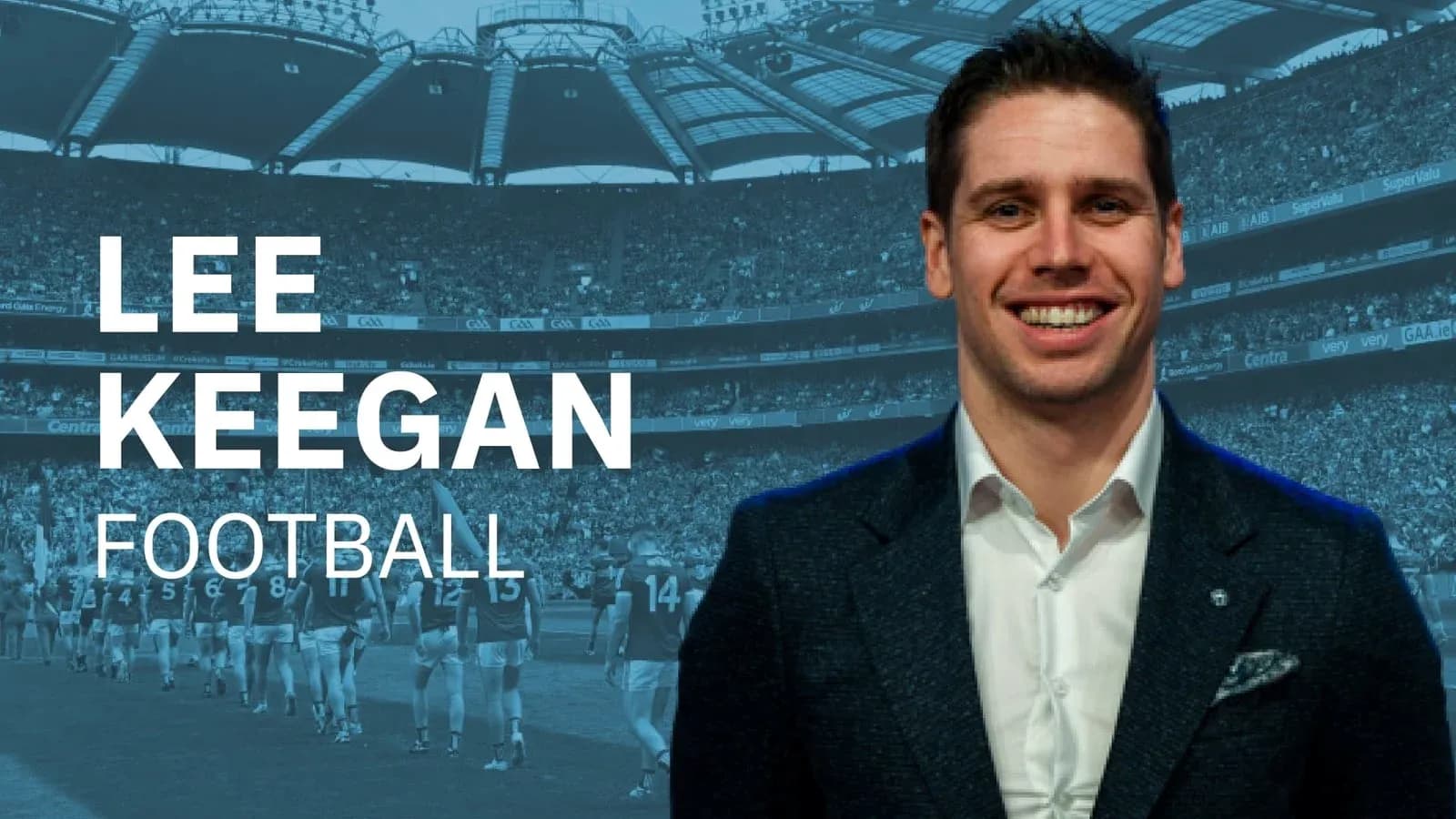 Lee Keegan en un evento de fútbol con fondo de estadio