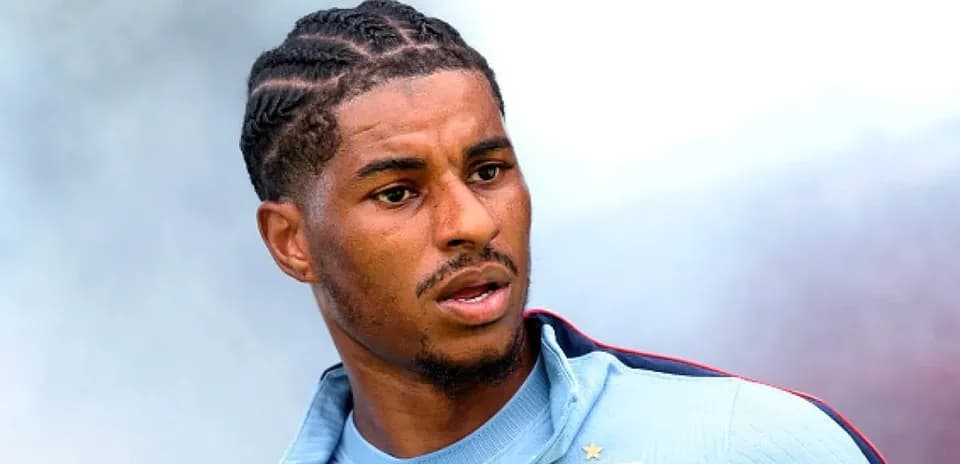 Jugador en entrenamiento con camiseta azul claro