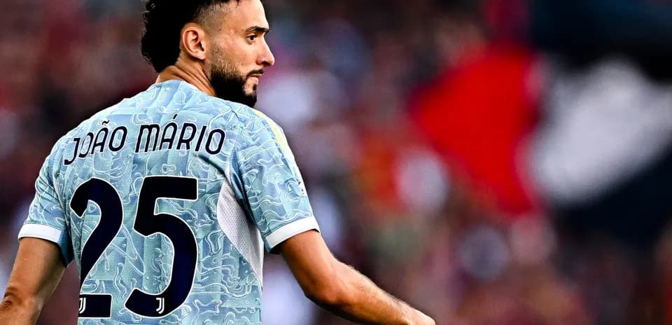 Jugador con camiseta de João Mário durante partido