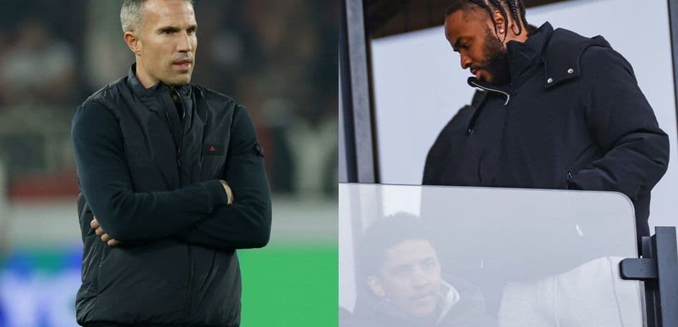 Entrenador y jugador observando el partido desde arriba