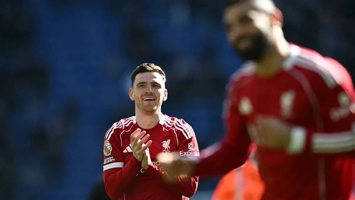 Jugadores de Liverpool aplaudiendo tras el partido