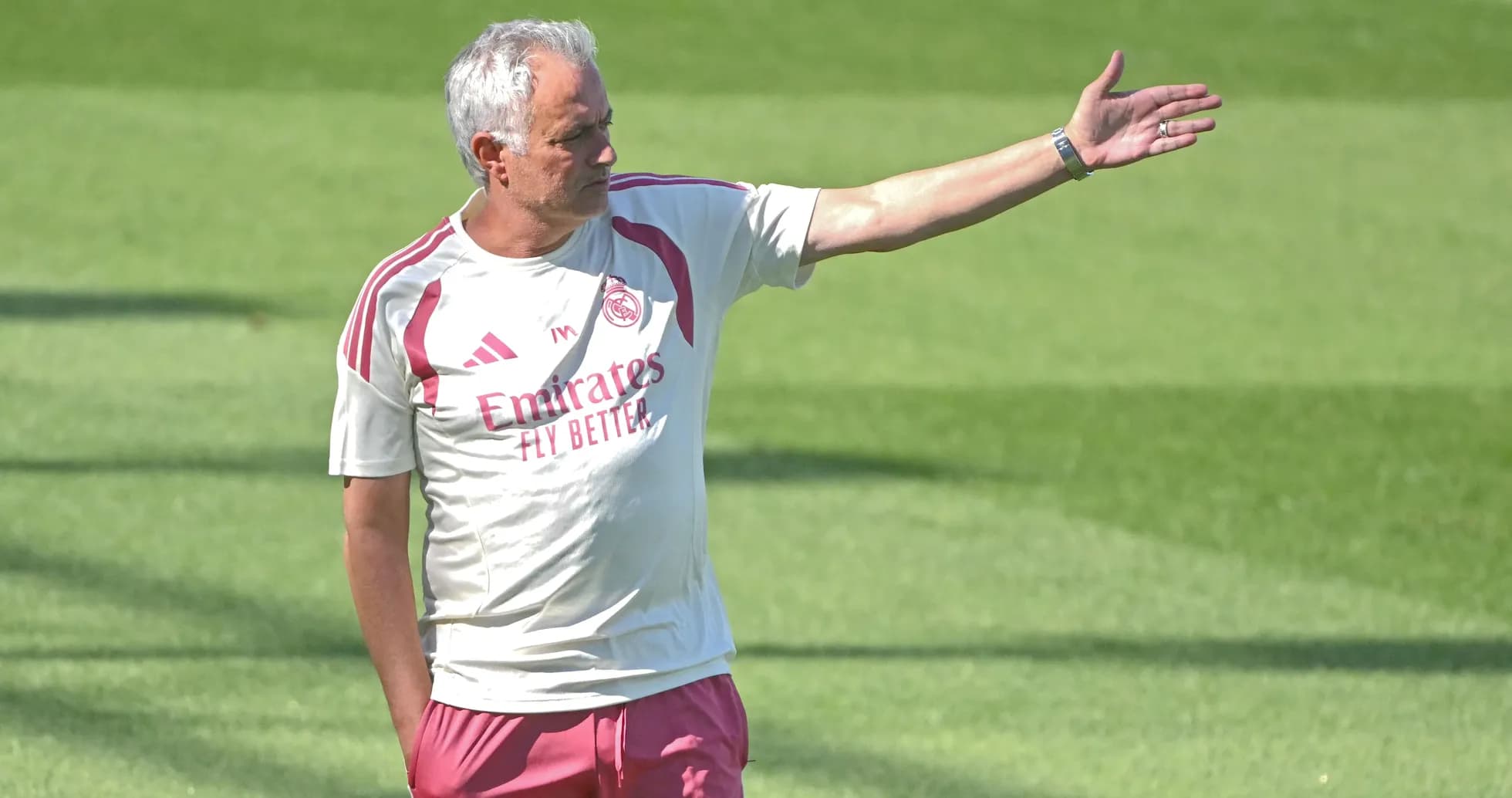 Entrenador dirigiendo la sesión de entrenamiento