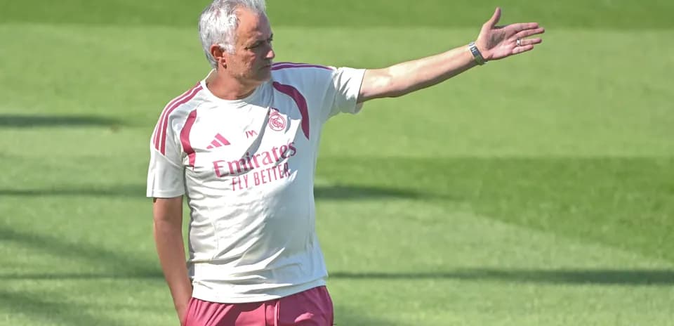 Entrenador dirigiendo la sesión de entrenamiento