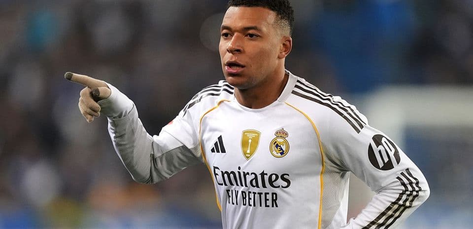Jugador de fútbol señalando durante un partido