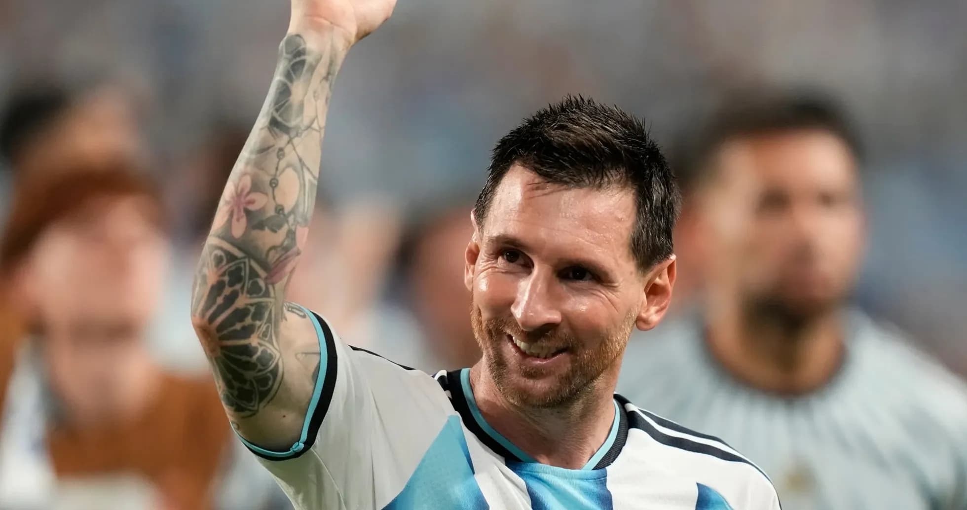 Lionel Messi levantando el puño tras el partido
