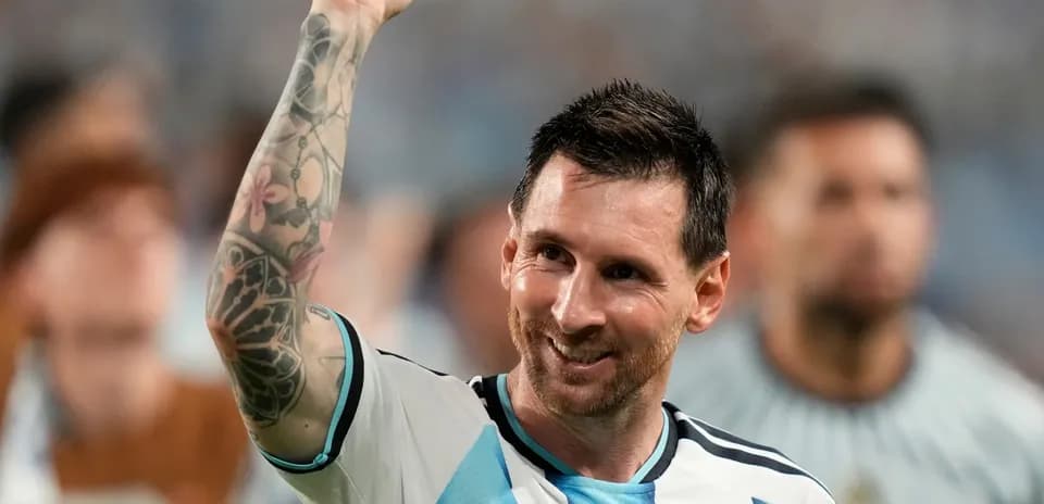 Lionel Messi levantando el puño tras el partido