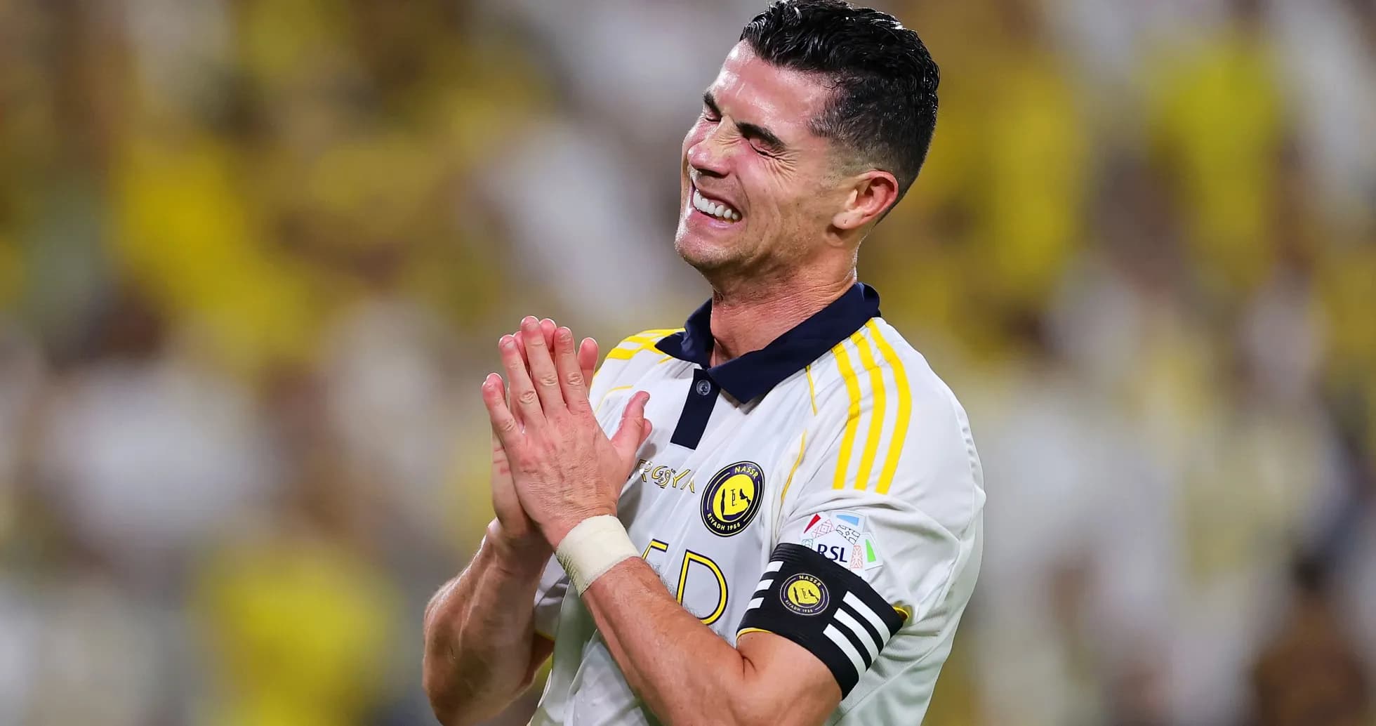 Jugador de Al Nassr con camiseta blanca y amarilla