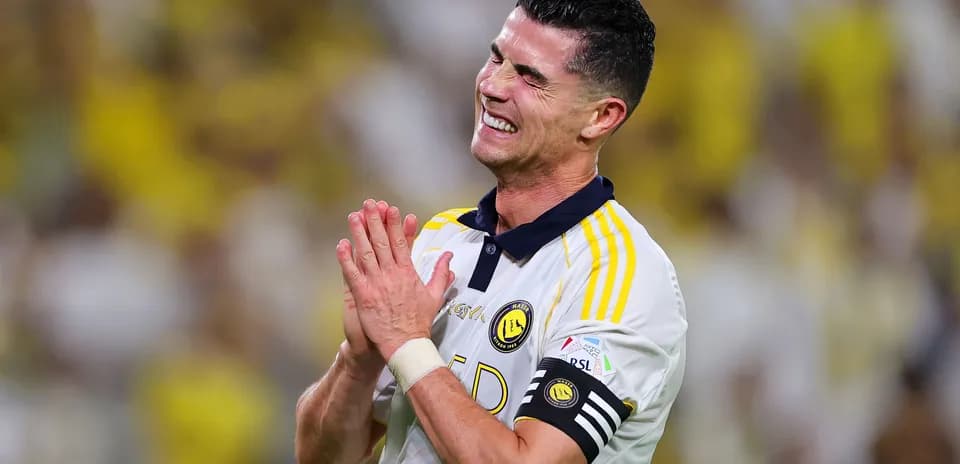 Jugador de Al Nassr con camiseta blanca y amarilla