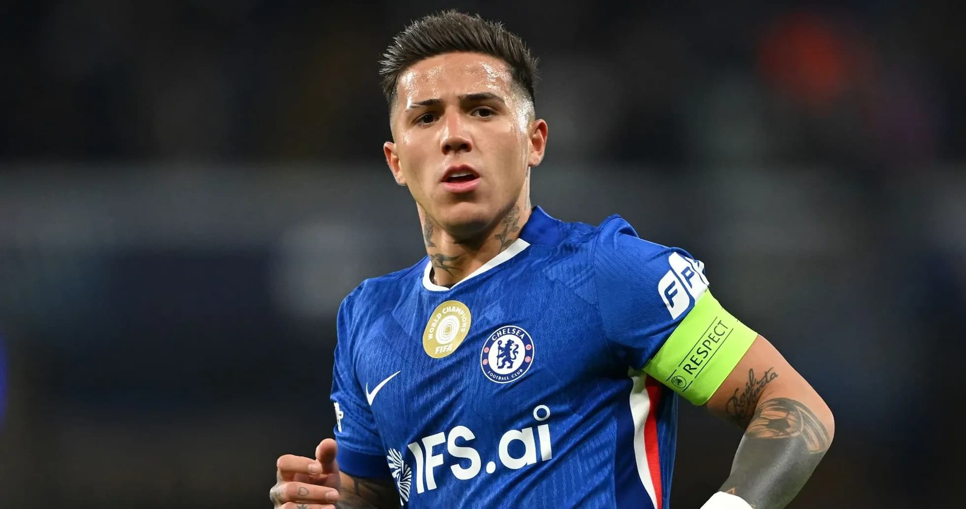 Jugador de Chelsea con brazalete de capitán en el campo