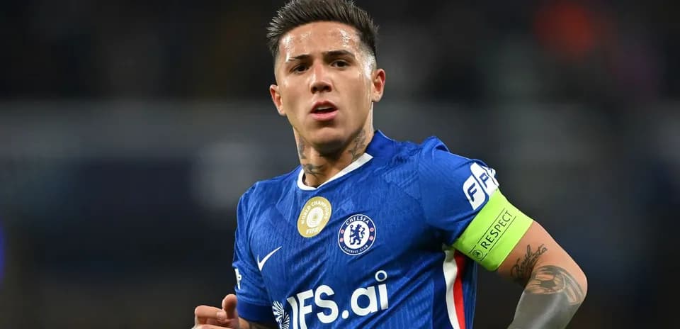 Jugador de Chelsea con brazalete de capitán en el campo
