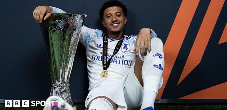 Jugador posando con el trofeo de la UEFA