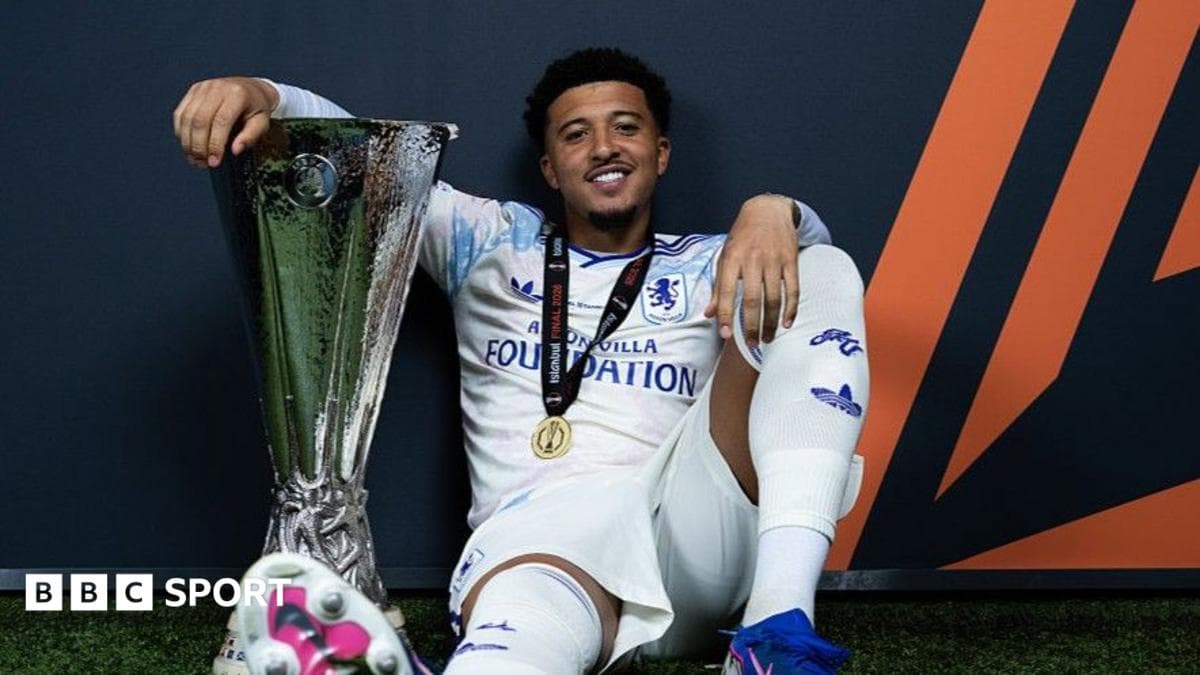 Jugador posando con el trofeo de la UEFA