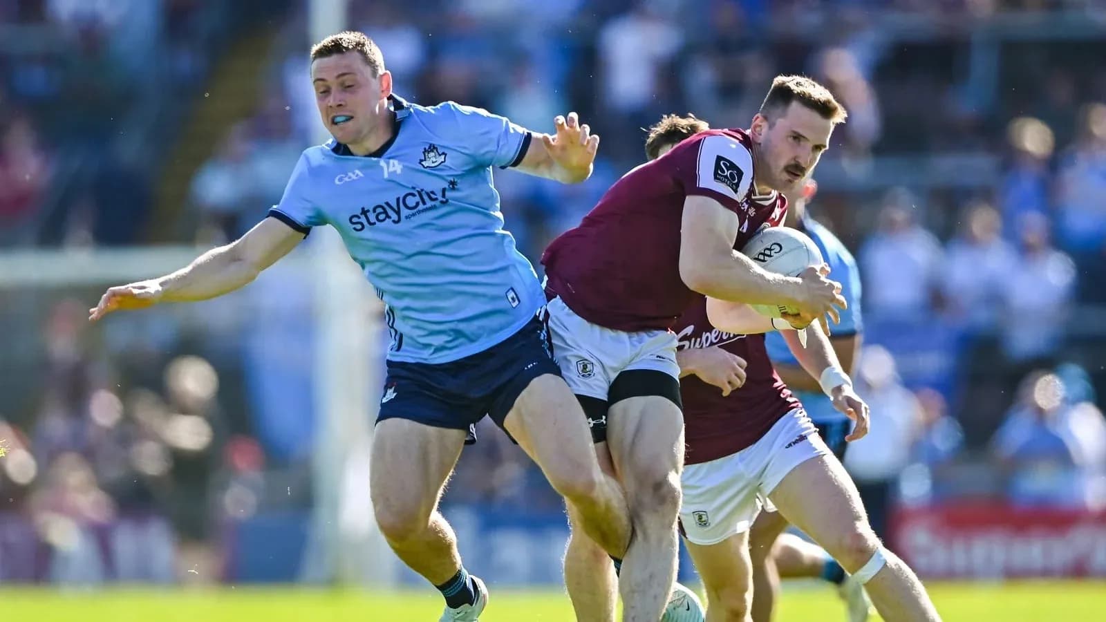 Jugador de Galway siendo tackleado por jugador de Dublín