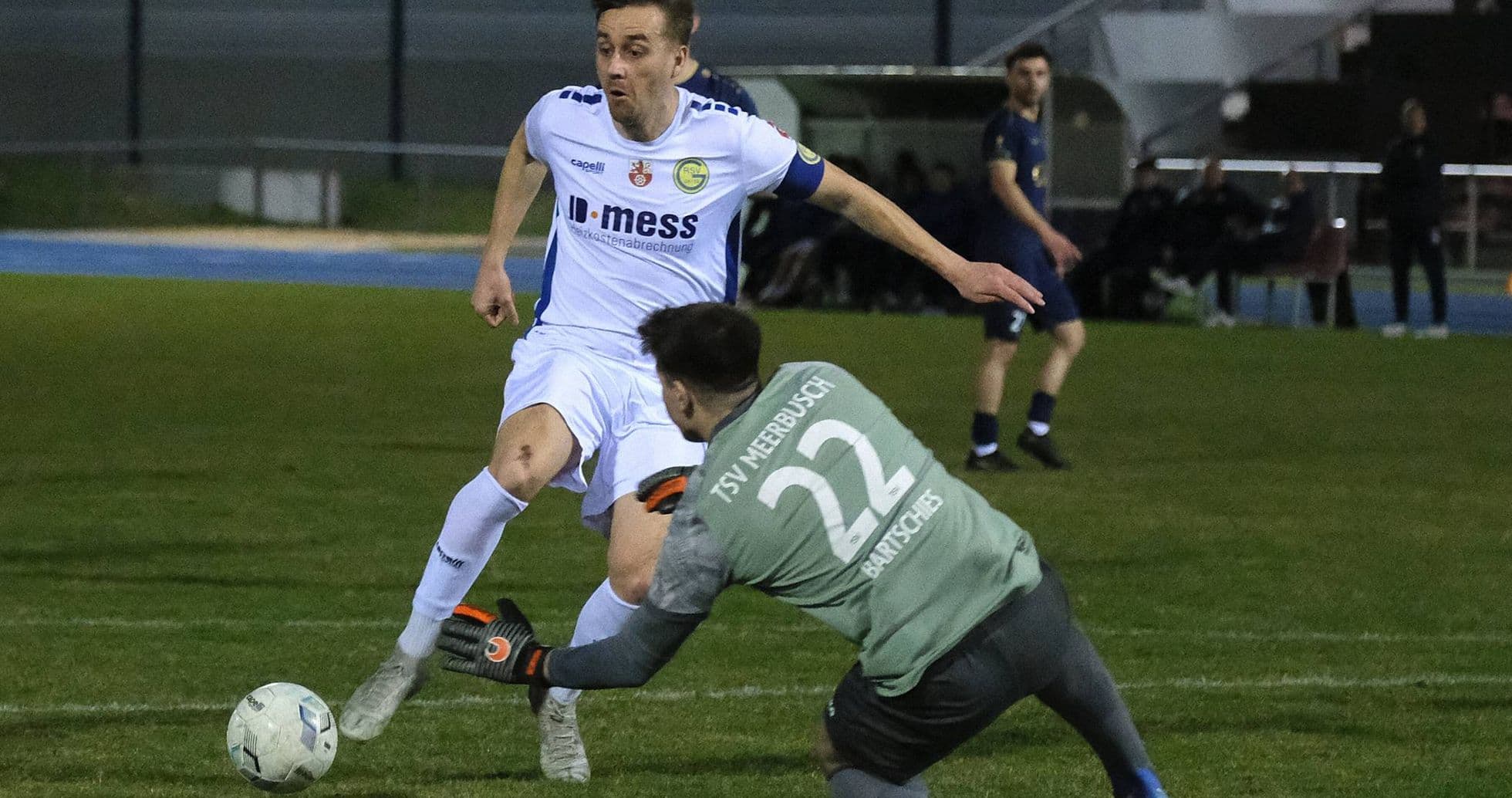 Jugador de SW Essen esquivando al portero de Meerbusch