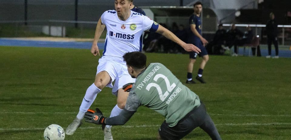 Jugador de SW Essen esquivando al portero de Meerbusch