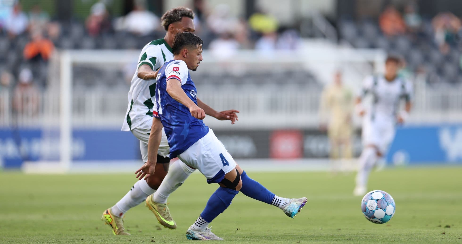 Jugador de Lexington pateando el balón