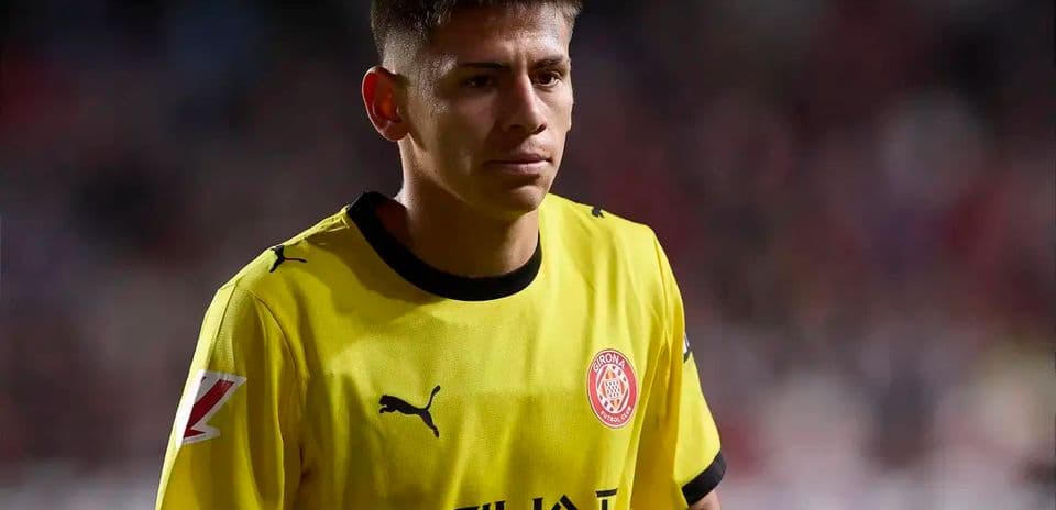 Jugador de Girona CF con camiseta amarilla en el campo