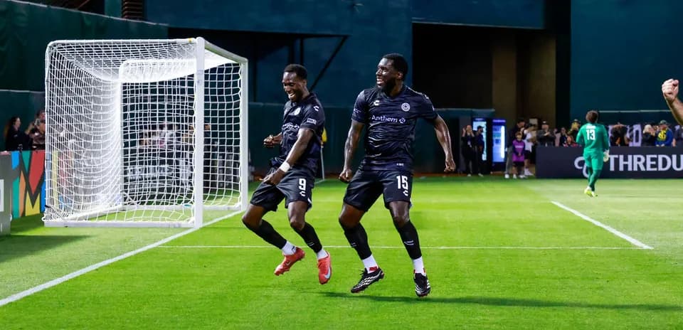 Jugadores celebrando un gol durante el partido