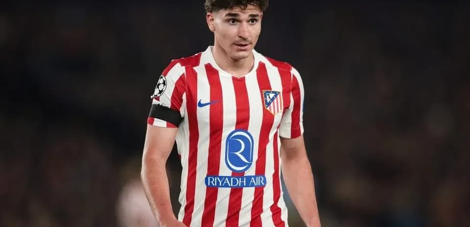 Jugador de Atlético de Madrid con camiseta rayada