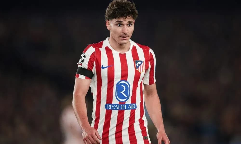 Jugador de Atlético de Madrid con camiseta rayada