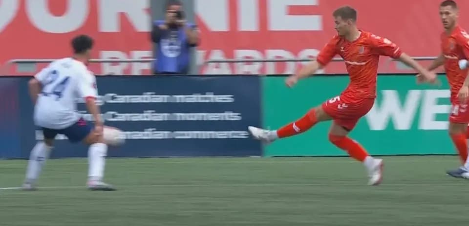 Jugador en acción durante el partido de fútbol