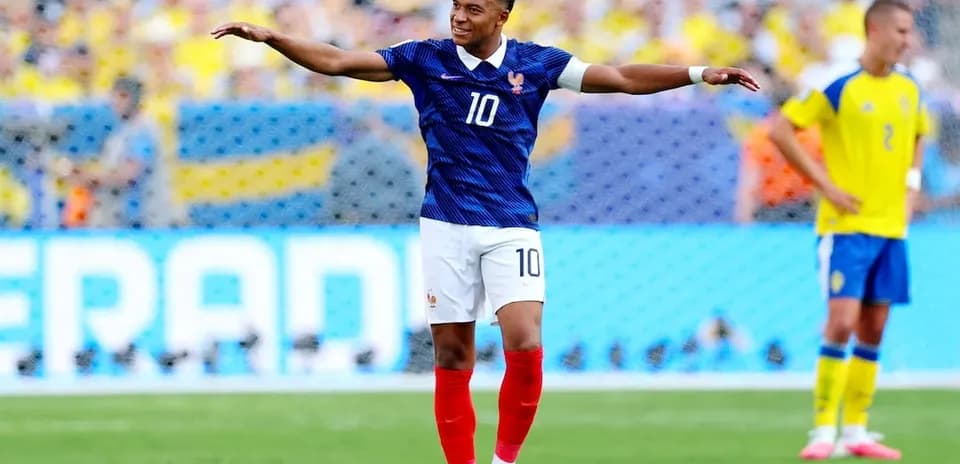 Kylian Mbappé celebrando un gol en el partido