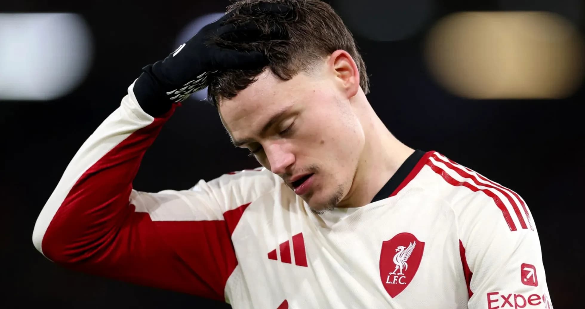 Jugador de Liverpool con gesto de frustración en el campo