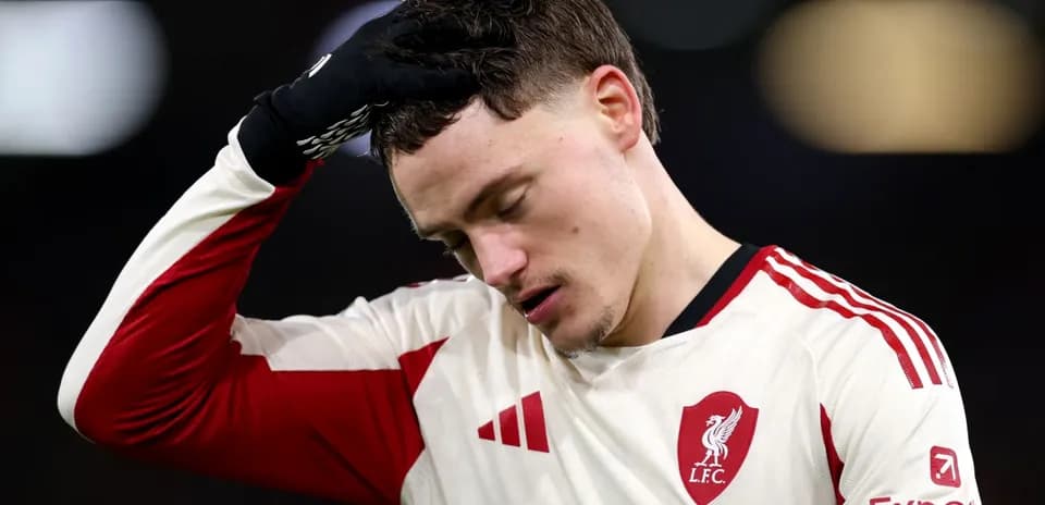 Jugador de Liverpool con gesto de frustración en el campo