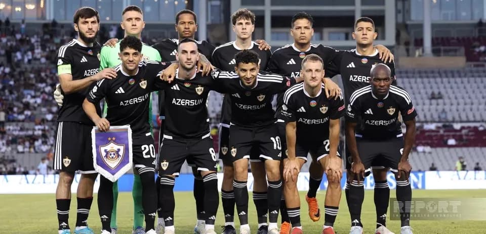 Jugadores de Qarabag posando para foto de equipo