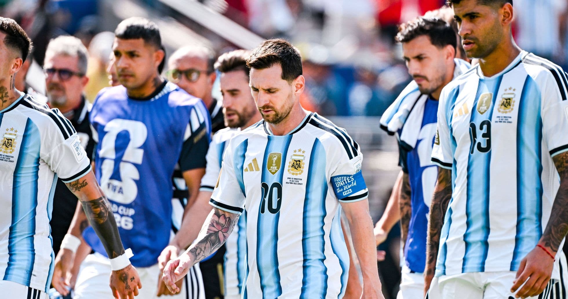 Lionel Messi y equipo argentino saliendo al campo