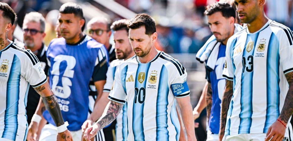 Lionel Messi y equipo argentino saliendo al campo