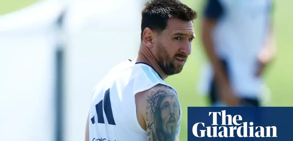 Lionel Messi entrenando con su equipo en el campo