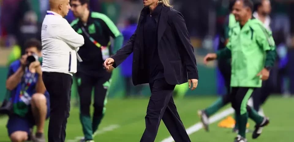 Entrenador caminando en la línea de banda del campo