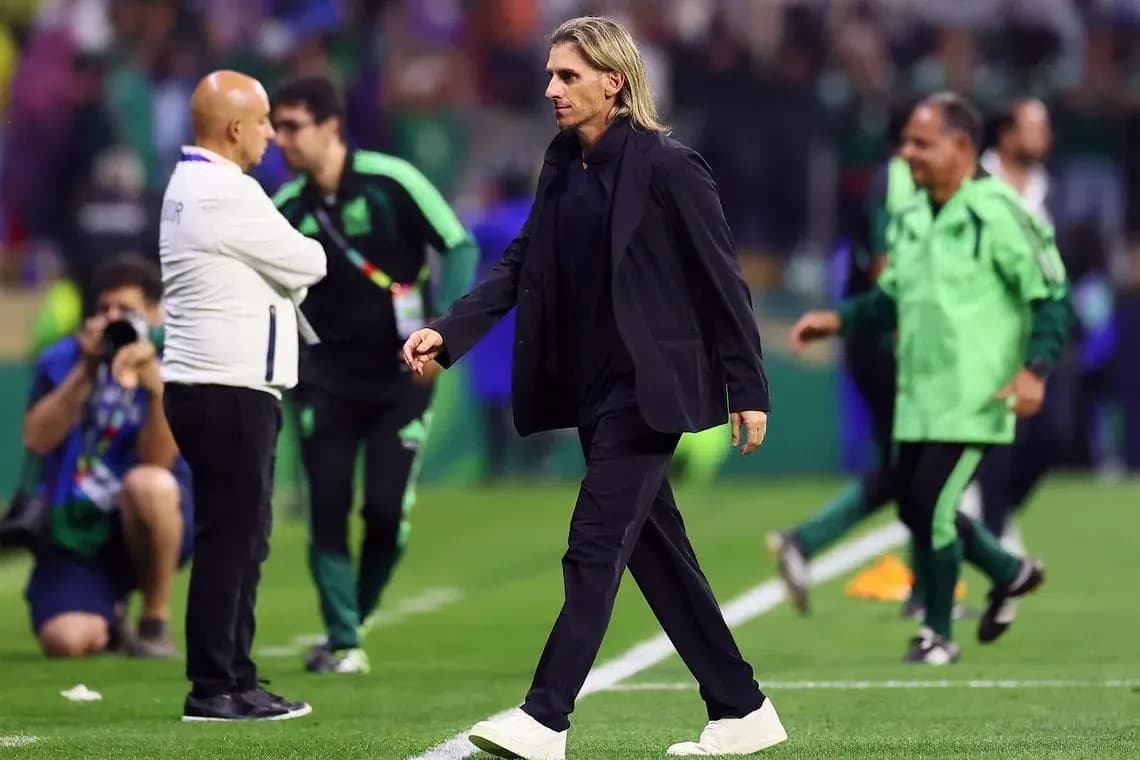 Entrenador caminando en la línea de banda del campo