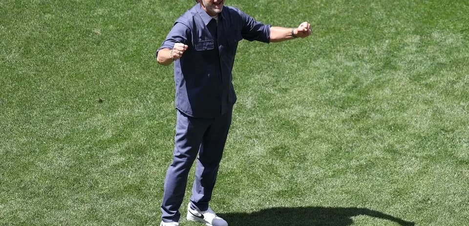 Entrenador animando a su equipo en el campo