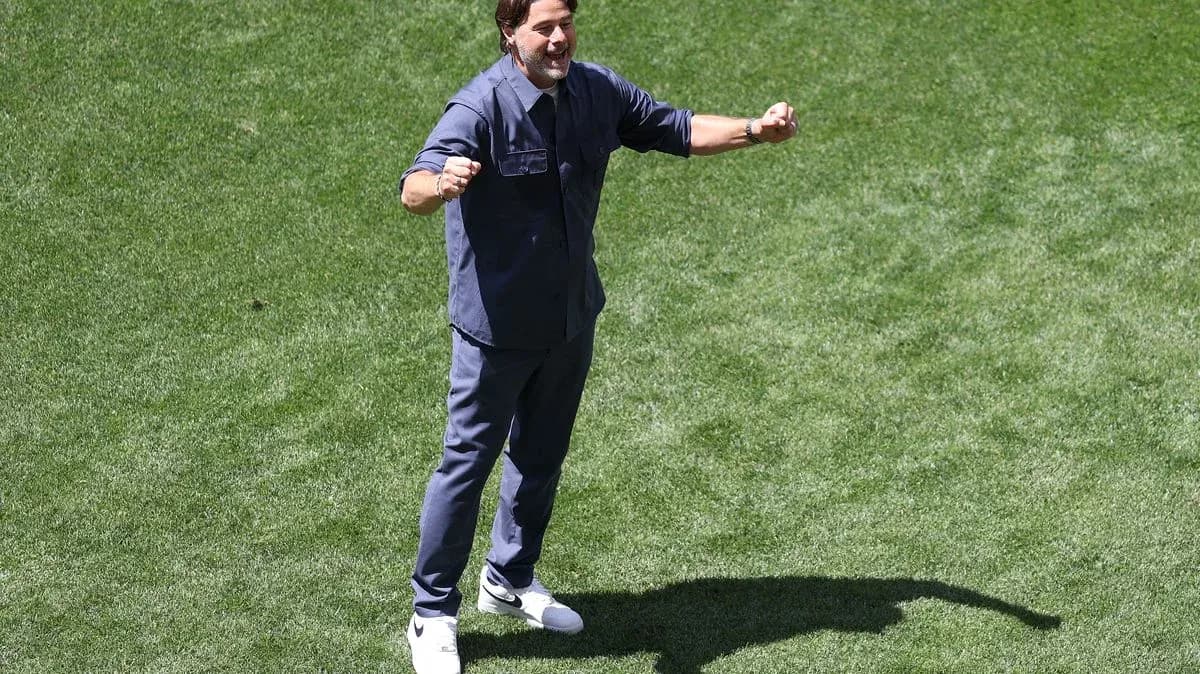 Entrenador animando a su equipo en el campo