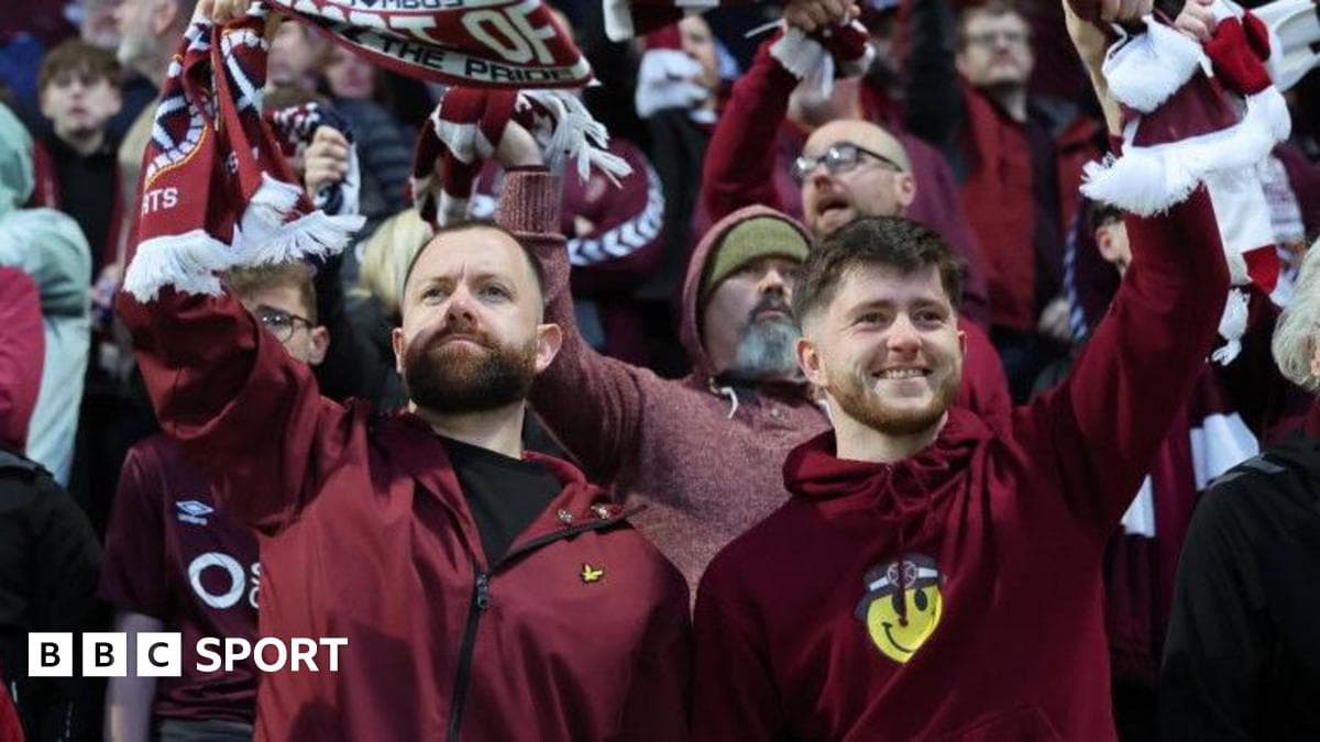 Aficionados sosteniendo bufandas en un partido