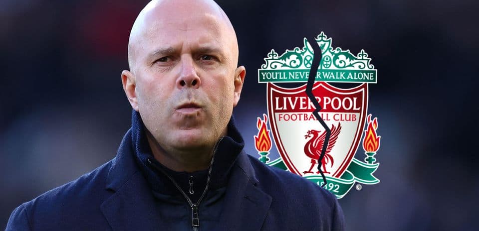 Entrenador frente al escudo de Liverpool FC