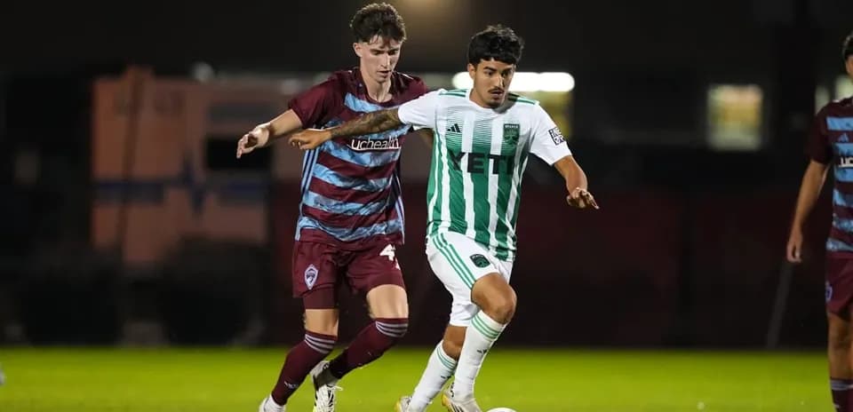 Jugador de Colorado Rapids II persigue a oponente