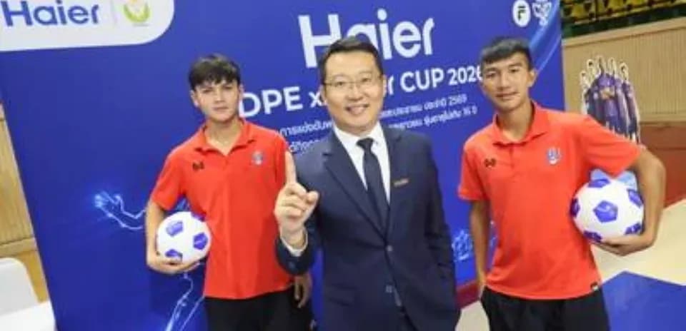 Tres personas posando en evento de fútbol
