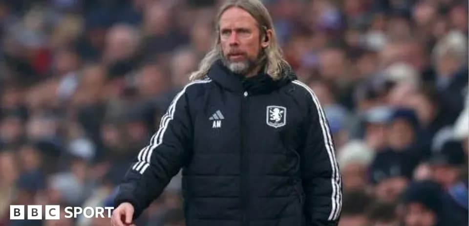 Entrenador en la línea de banda durante un partido
